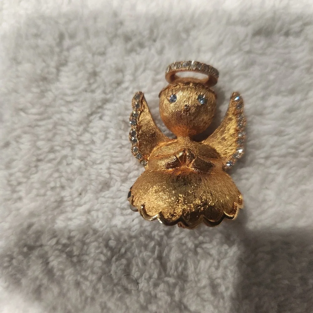 Vintage Quintas Praying Angel Brooch Gold Tone‎ Rhinestone  Pin